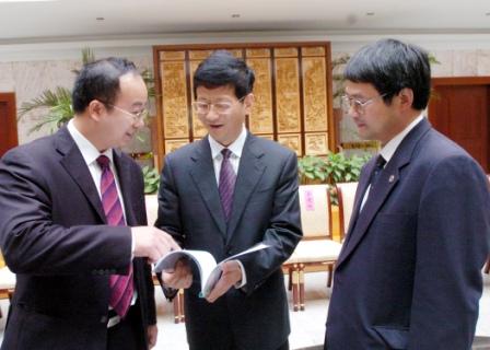 中共中央政治局委员孟建柱与时任公司经理陈志龙亲切交谈