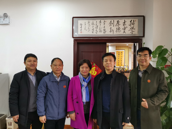 “时代楷模”称号获得者、特级航天员邓清明（右二）在公司考察.jpg